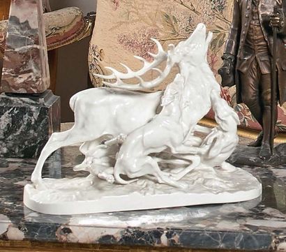 Groupe en porcelaine d'après MÈNE : «cerf...