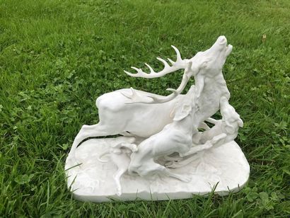 Groupe en porcelaine d'après MÈNE : «cerf...