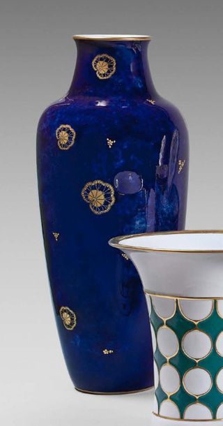 SÈVRES
Grand vase a col rétréci, décoré en...