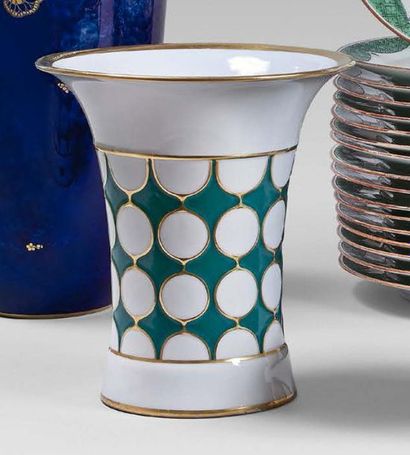 Allemagne
Vase de forme évasée à décor de...