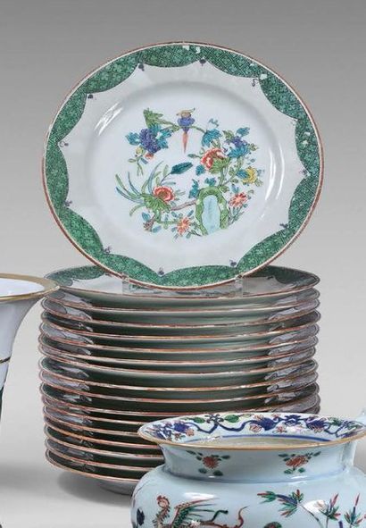 PARIS
Dix-sept assiettes en porcelaine à...