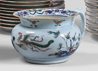 CHINE
Pot de chambre à décor polychrome des...