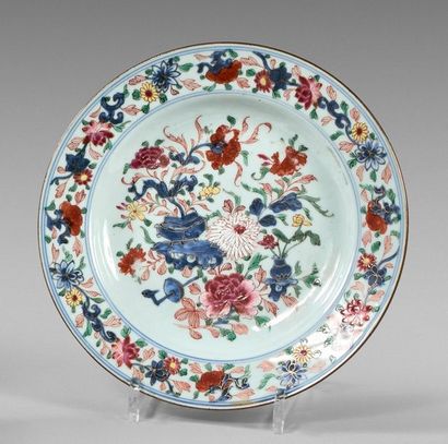 CHINE
Petit plat rond à décor polychrome...
