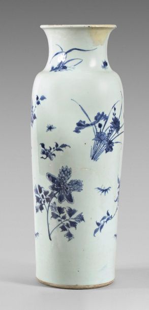 CHINE
Vase de forme rouleau à décor en camaïeu...