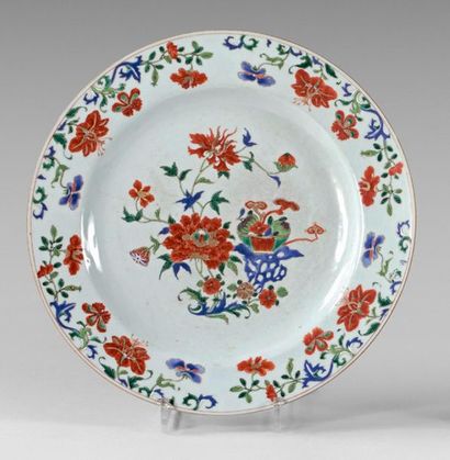 CHINE
Grand plat rond à décor polychrome...