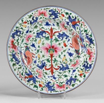 CHINE
Grand plat rond, à décor polychrome...