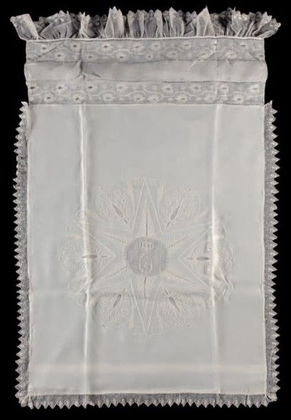CLÉMENTINE DE BELGIQUE
Finely embroidered...