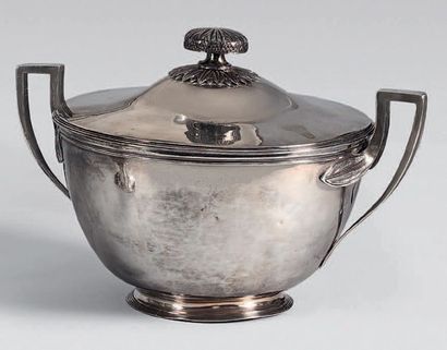Round shaped covered tureen in plain silver...