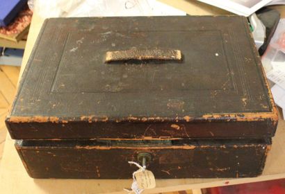 Box lined with red morocco, velvet interior.
(Accidents)....