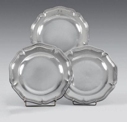 Three round dishes in plain silver 950 thousandths,...