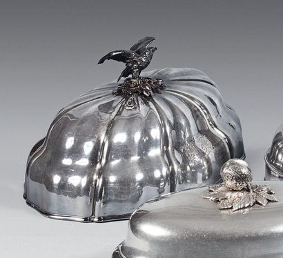 Flat oval bell in silver plated metal with...
