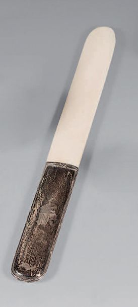 Ivory letter opener, silver mount engraved
N...