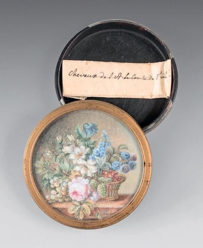 Round tortoiseshell box decorated with a...