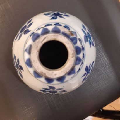 CHINE
Vase body with blue and purple manganese...
