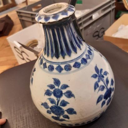CHINE
Vase body with blue and purple manganese...