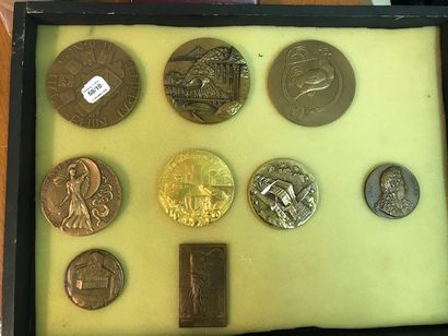 Set of seventeen bronze table medals: 