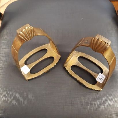 Pair of bronze stirrups, soles to days, decorated...