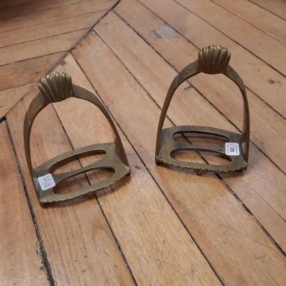 Pair of bronze stirrups, soles to days, decorated...