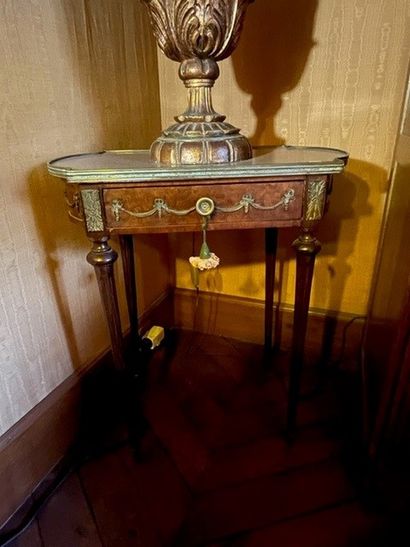 Small writing table in walnut and walnut...