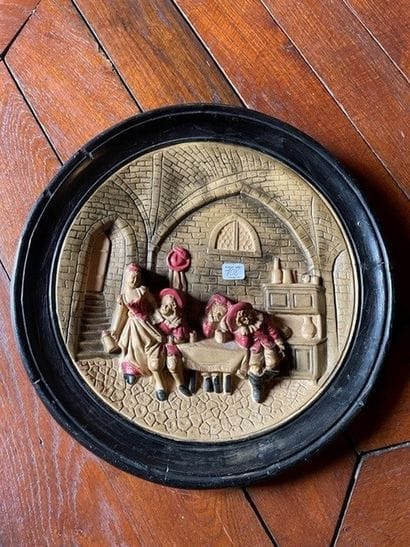 Lot de miniatures, petits cadres, assiette...
