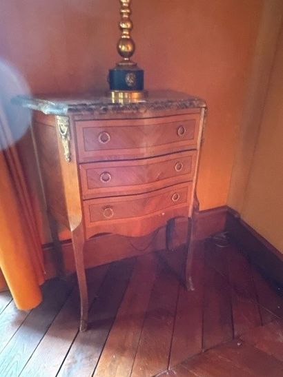 Petite commode en placage de noyer et marqueterie...