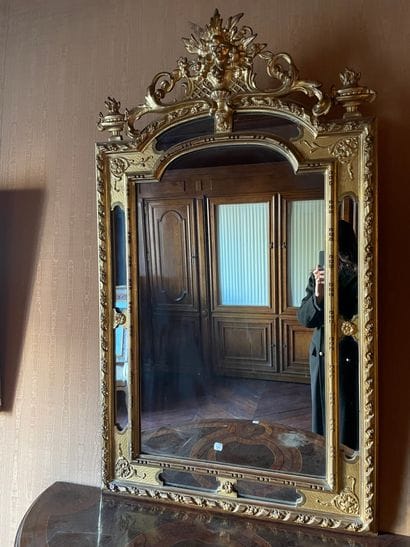 
Miroir à parecloses en bois doré à fronton...