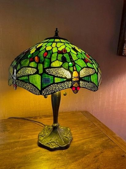 Lampe en bronze à décor repoussé, à abat-jour...