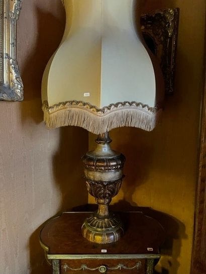 Pied de lampe en bois laqué blanc et redoré,...