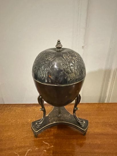 
Oeufrier en métal argenté (un manque)
