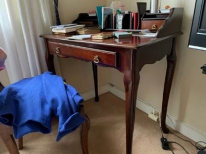 
Veneer desk, opening with a drawer.




Louis...