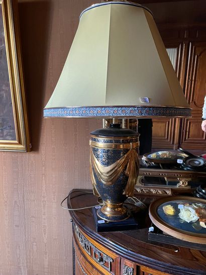 Vase en porcelaine à fond bleu à décor de...