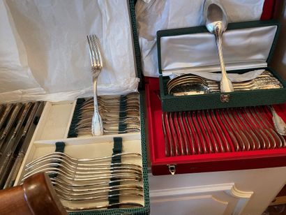 
Ménagère de table en argent, modèle à frise...