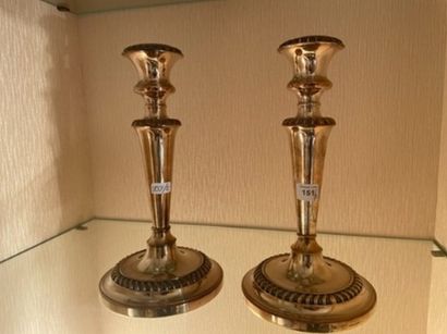 
Paire de bougeoirs à fût fuselé en métal...