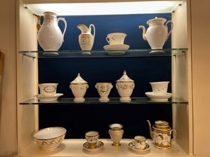 
Lot en porcelaine blanche et filets or,...