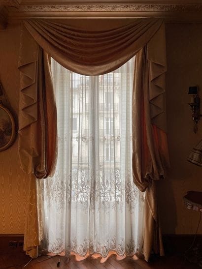 Ensemble de huit rideaux et cantonnières...