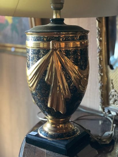 Vase en porcelaine à fond bleu à décor de...