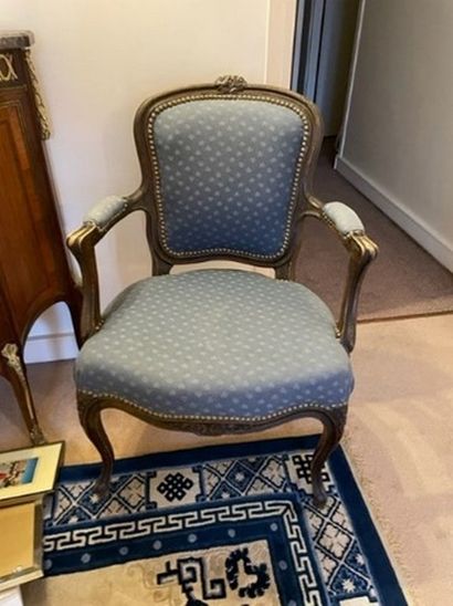 
Pair of cabriolet armchairs, cambered legs.




Louis...