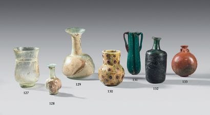 Carchésium orné d'un filament. 
Verre incolore....