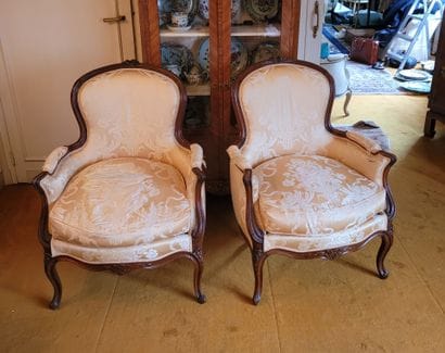 Pair of cabriolet-back chairs in carved walnut.
Louis...