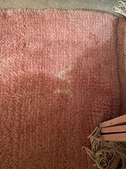 Wool carpet decorated with a cordelière on...