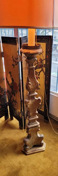 Gilded wood PIQUE-CIERGE.
18th century.
(Mounted...