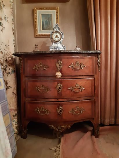 Rosewood veneered curved COMMODE opening...