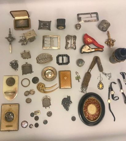 LOT comprising: 5 wristwatches, paper, two...