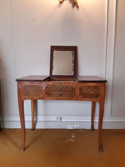 COIFFEUSE with inlaid decoration of a music...