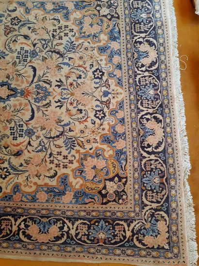 Bidjar wool carpet with foliage decoration.
223...