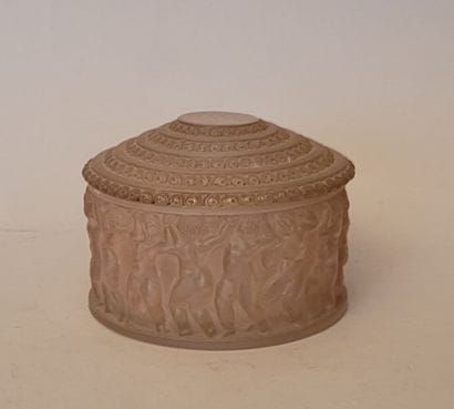 R. LALIQUE FRANCE
Circular box in pressed...