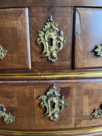 Curved marquetry COMMODE opening with five...