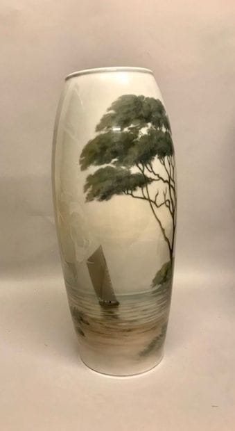 ROYAL COPENHAGEN
Large shell-shaped vase...