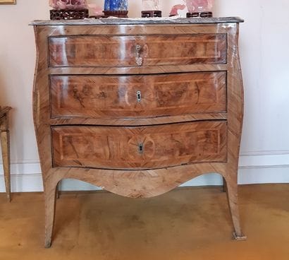 Walnut veneered COMMODE opening with three...