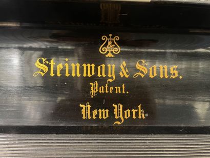 Piano droit en acajou. Steinway & Sons New...